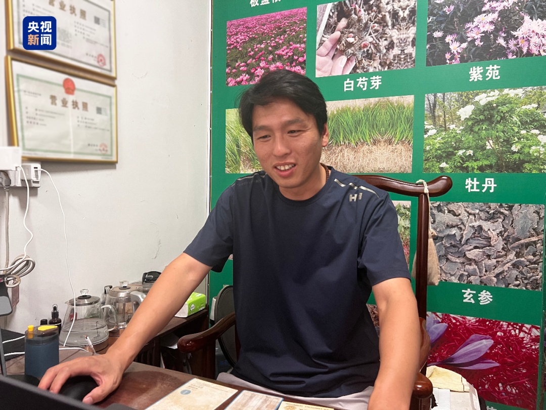 安徽亳州一美食街2岁女童意外坠楼，男子飞奔上前徒手去接，却因没抱紧孩子自责