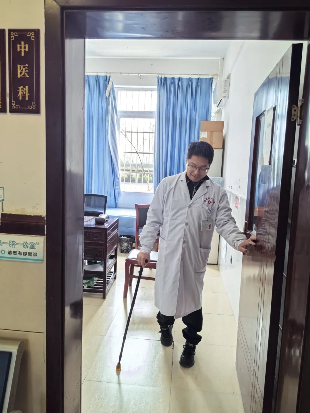 诊室抽屉里常年备着零钱，这位拄拐医生的“秘密”藏不住了