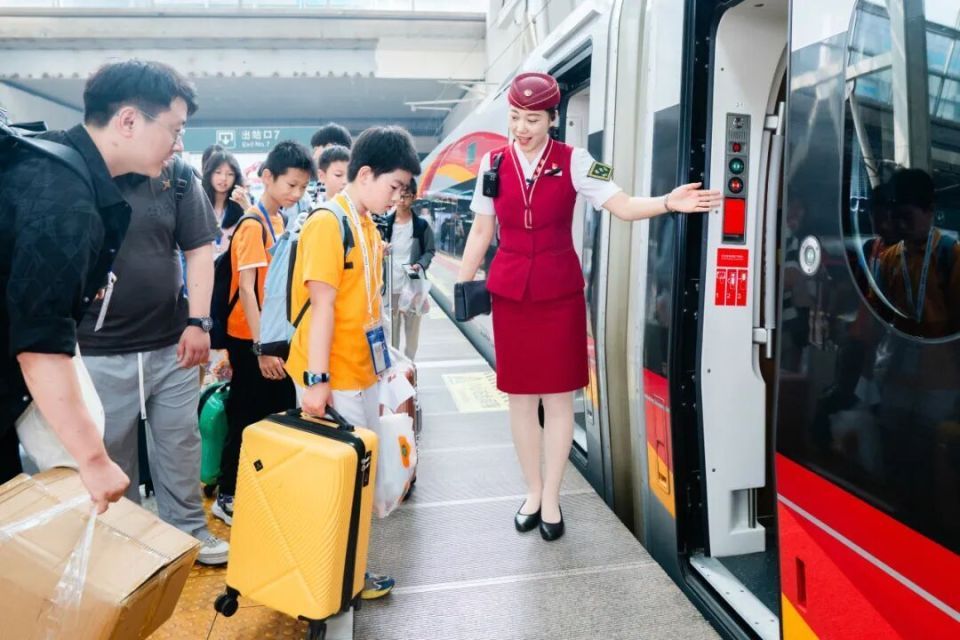 儿童是否能单独乘火车出行？现在铁路部门是否能提供列车儿童托管服务？铁路官方解答