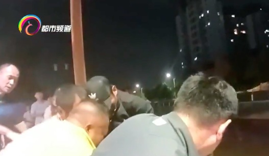 险象环生!昆明一男子深夜坠入宝象河!紧要关头,男子剧烈挣扎扯破救生圈…… 险象环生!昆明一男子深夜坠入宝象河!紧要关头,男子剧烈挣扎扯破救生圈……