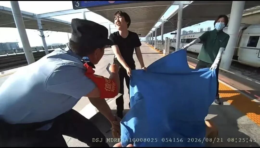 孕妈妈安阳高铁站突然临盆,民警用遮挡布搭建“临时产房”,14分钟宝宝顺利出生 孕妈妈安阳高铁站突然临盆,民警用遮挡布搭建“临时产房”,14分钟宝宝顺利出生