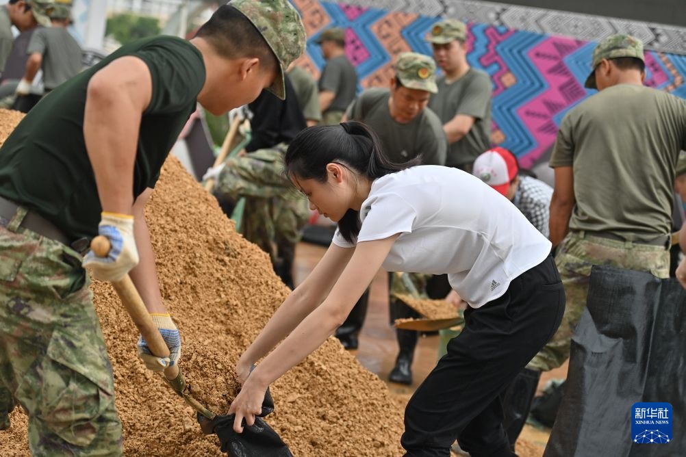 广西明江宁明县城抗洪进行中 广西明江宁明县城抗洪进行中