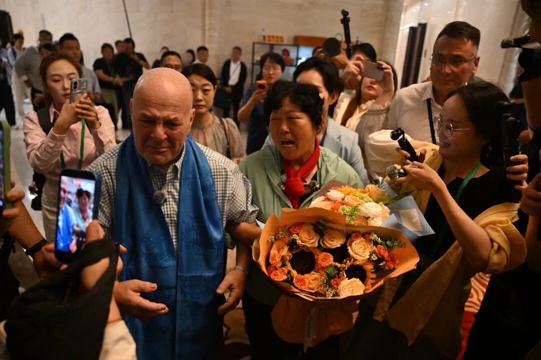 全网牵挂的重逢!殷玉珍见到了“赛考斯” 全网牵挂的重逢!殷玉珍见到了“赛考斯”
