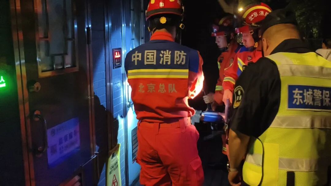 游客深夜如厕被困公厕 前门消防救援站快速救援脱险 游客深夜如厕被困公厕 前门消防救援站快速救援脱险