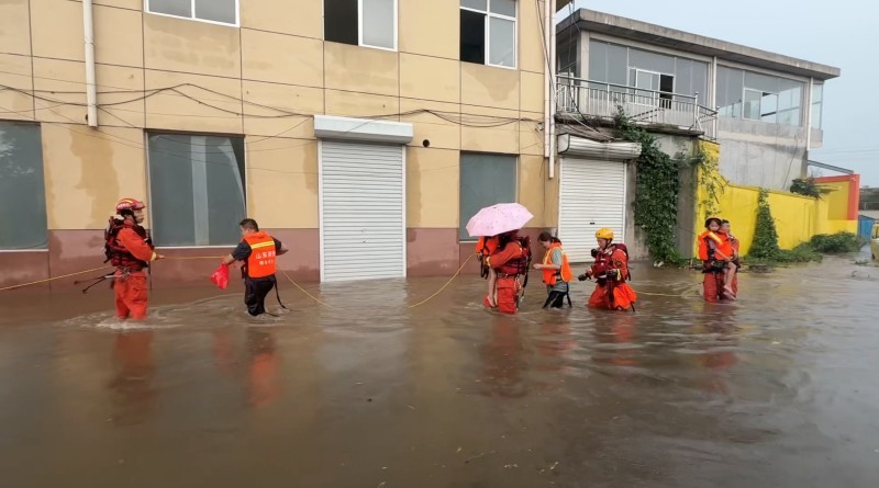 山东烟台：短时强降雨致民房积水4名群众受困 消防涉水营救
