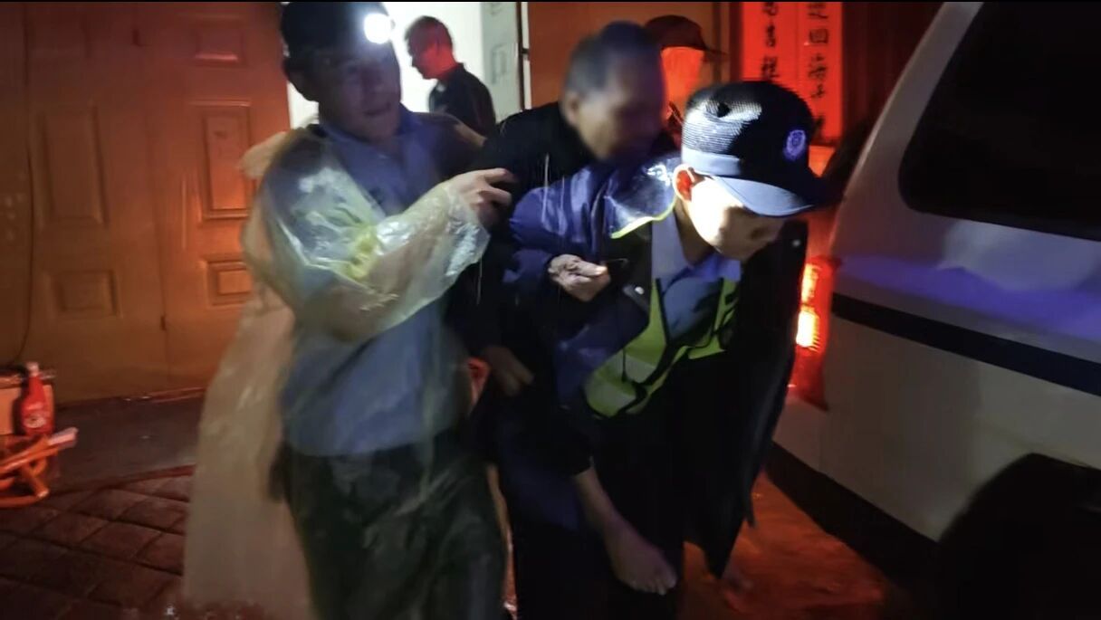 广西防城港公安闻汛而动抗洪救民