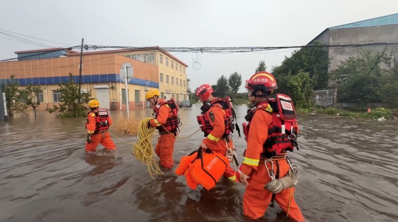 山东烟台：短时强降雨致民房积水4名群众受困 消防涉水营救