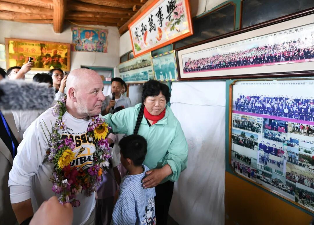 时隔26年,“赛考斯”再次走进殷玉珍家,共续跨国治沙情谊 时隔26年,“赛考斯”再次走进殷玉珍家,共续跨国治沙情谊
