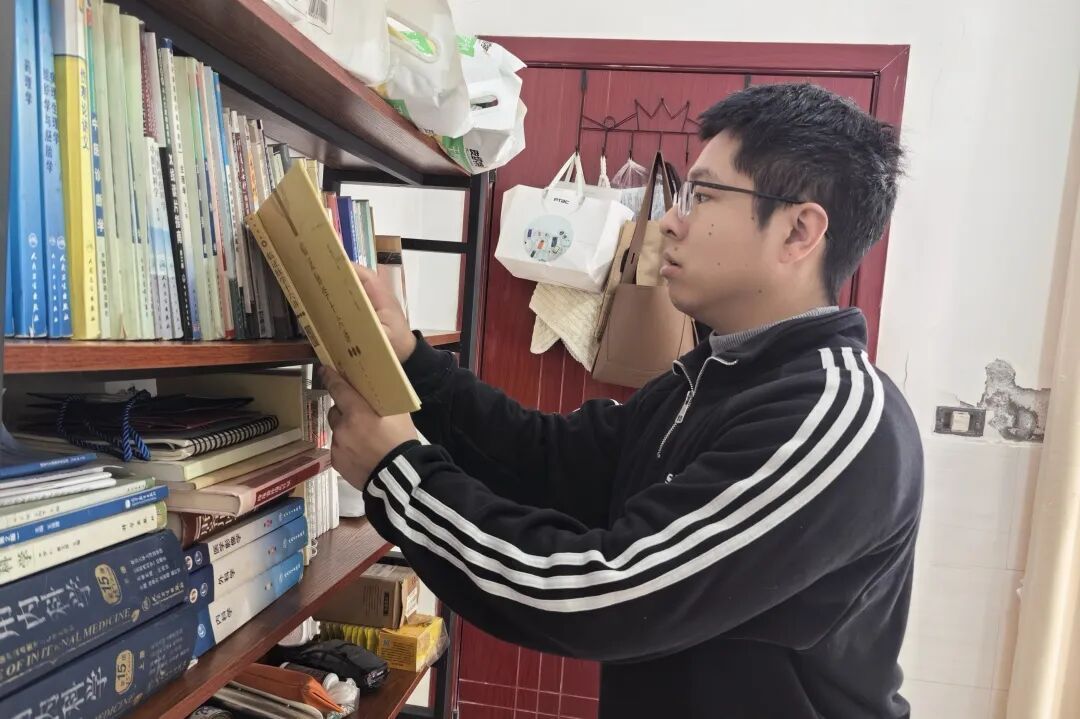 诊室抽屉里常年备着零钱，这位拄拐医生的“秘密”藏不住了
