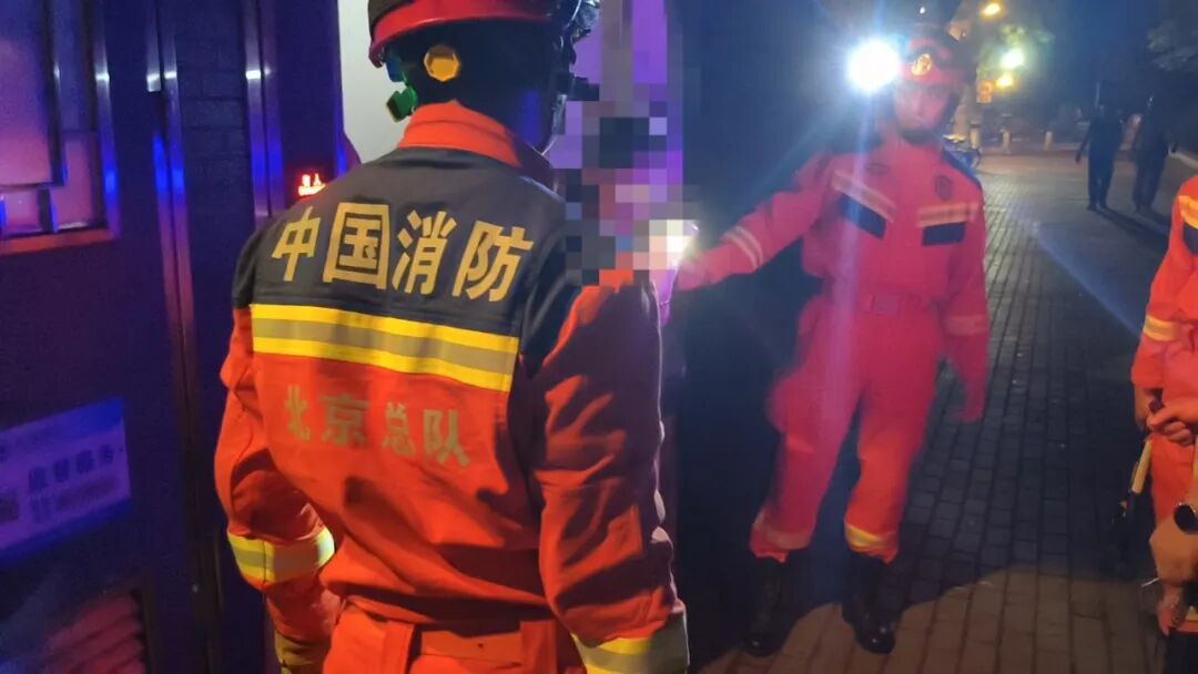 游客深夜如厕被困公厕 前门消防救援站快速救援脱险 游客深夜如厕被困公厕 前门消防救援站快速救援脱险
