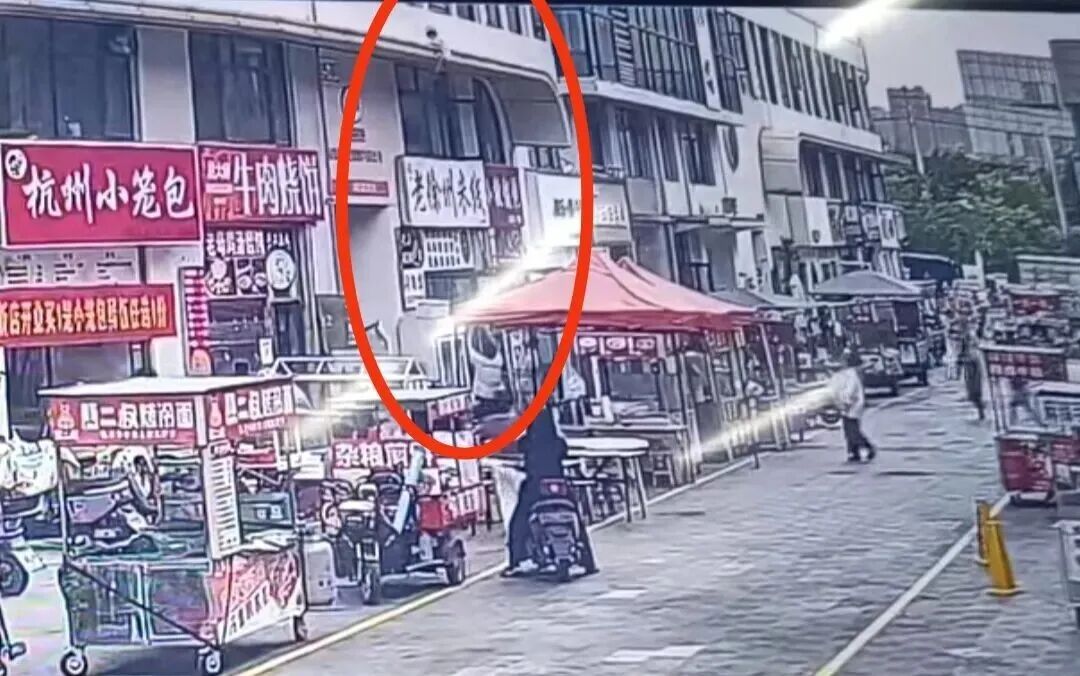 两岁女童意外坠楼,他飞奔徒手抱接…… 两岁女童意外坠楼,他飞奔徒手抱接……