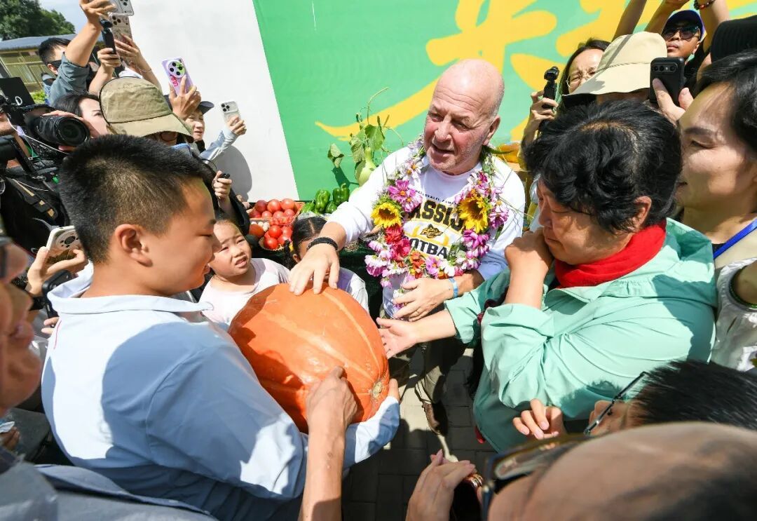 时隔26年,“赛考斯”再次走进殷玉珍家,共续跨国治沙情谊 时隔26年,“赛考斯”再次走进殷玉珍家,共续跨国治沙情谊