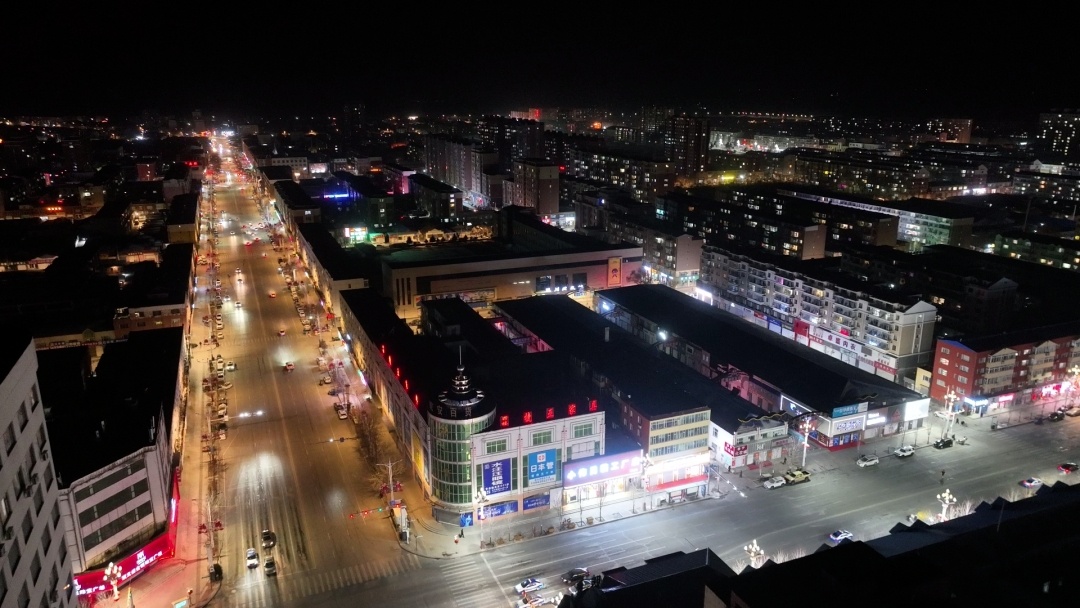 这座小城的市井烟火里,藏蓝是夏夜最暖的光 这座小城的市井烟火里,藏蓝是夏夜最暖的光
