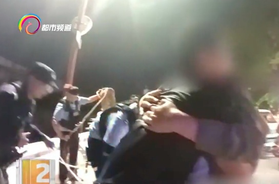 险象环生!昆明一男子深夜坠入宝象河!紧要关头,男子剧烈挣扎扯破救生圈…… 险象环生!昆明一男子深夜坠入宝象河!紧要关头,男子剧烈挣扎扯破救生圈……