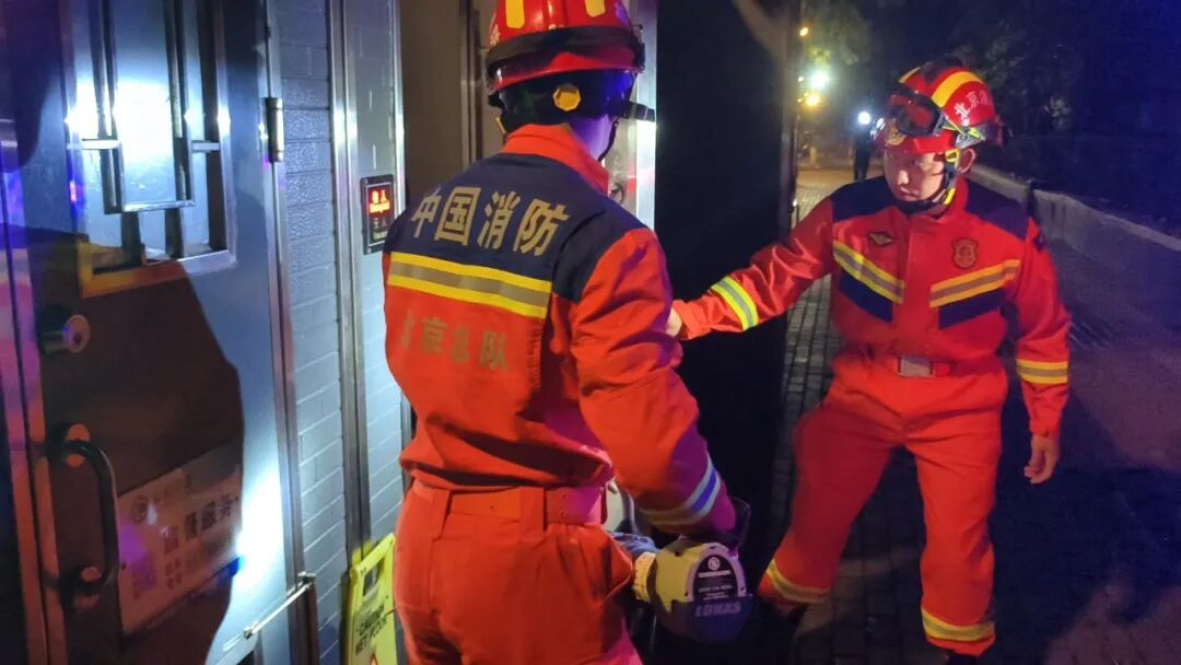 游客深夜如厕被困公厕 前门消防救援站快速救援脱险 游客深夜如厕被困公厕 前门消防救援站快速救援脱险