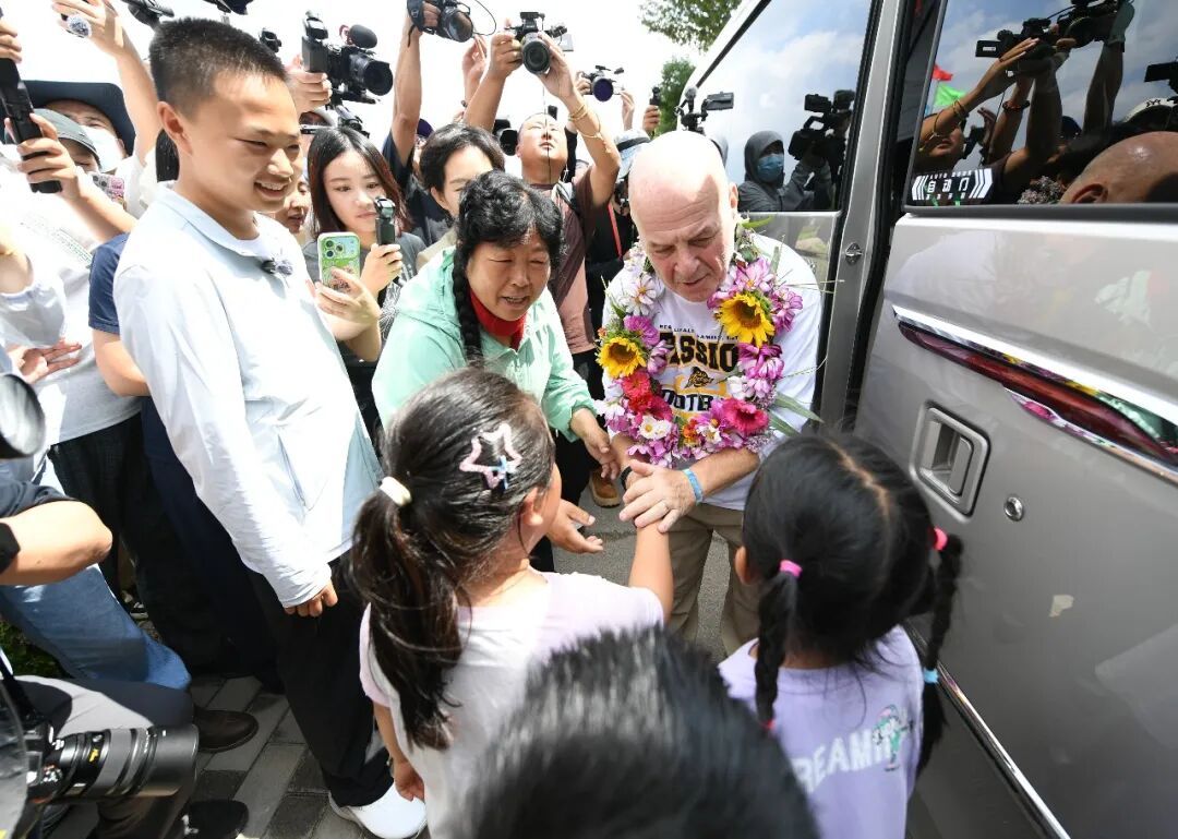 时隔26年,“赛考斯”再次走进殷玉珍家,共续跨国治沙情谊 时隔26年,“赛考斯”再次走进殷玉珍家,共续跨国治沙情谊
