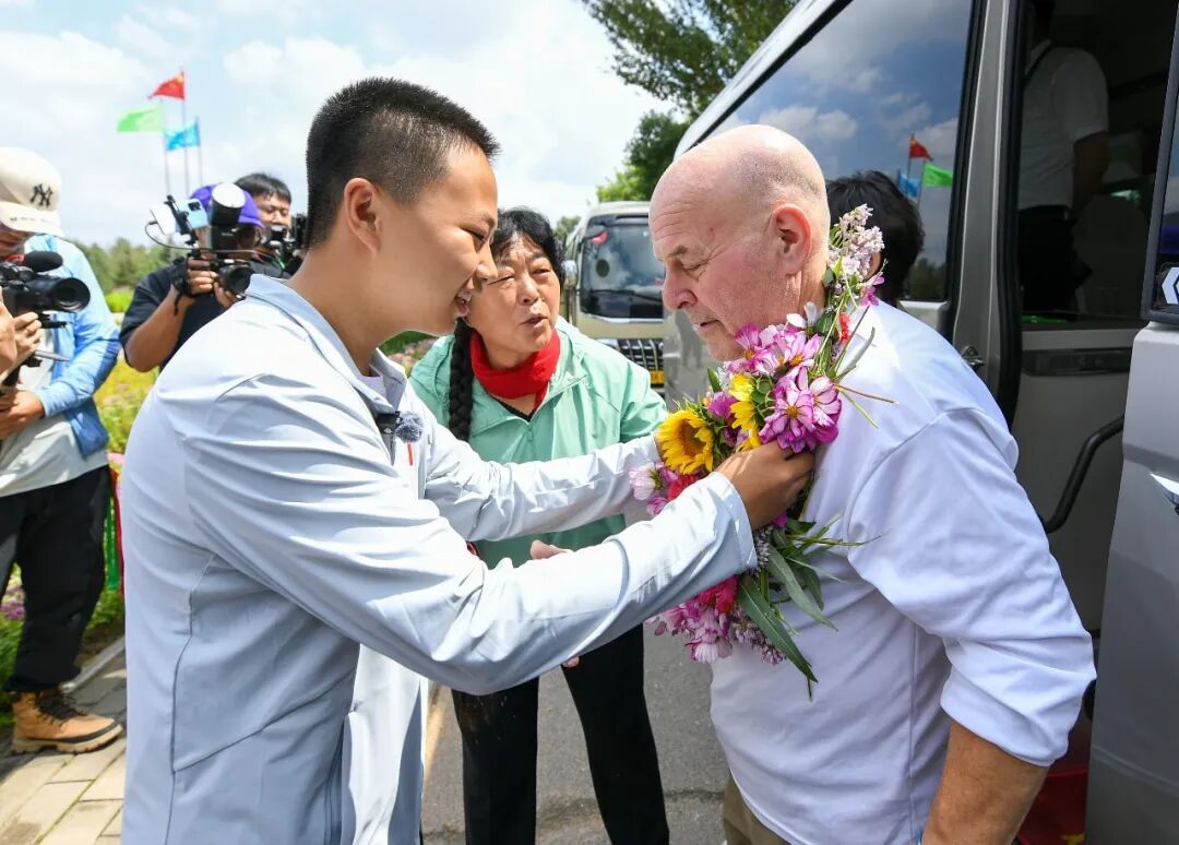 时隔26年,“赛考斯”再次走进殷玉珍家,共续跨国治沙情谊 时隔26年,“赛考斯”再次走进殷玉珍家,共续跨国治沙情谊