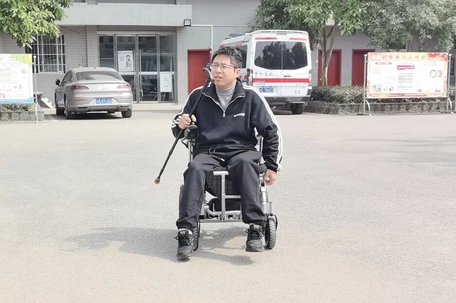 诊室抽屉里常年备着零钱，这位拄拐医生的“秘密”藏不住了