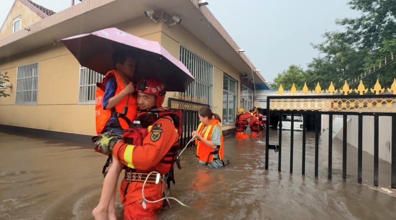 山东烟台：短时强降雨致民房积水4名群众受困 消防涉水营救