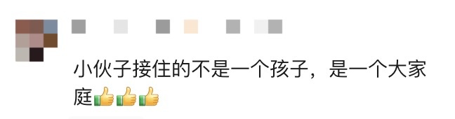 安徽亳州一美食街2岁女童意外坠楼，男子飞奔上前徒手去接，却因没抱紧孩子自责