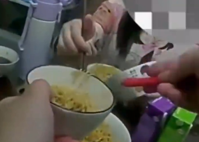 家长临时外出,3姐弟太饿报警求助,民警上门做饭,生火、炒面、煎蛋一气呵成 家长临时外出,3姐弟太饿报警求助,民警上门做饭,生火、炒面、煎蛋一气呵成