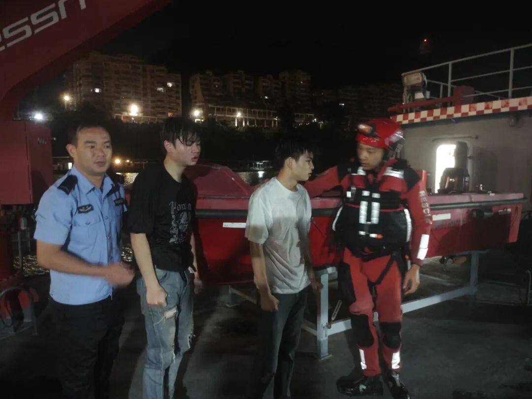 凌晨3点,30米桥上一跃!他折了三根肋骨,却救回了两条生命…… 凌晨3点,30米桥上一跃!他折了三根肋骨,却救回了两条生命……