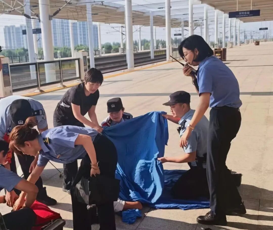 孕妈妈安阳高铁站突然临盆,民警用遮挡布搭建“临时产房”,14分钟宝宝顺利出生 孕妈妈安阳高铁站突然临盆,民警用遮挡布搭建“临时产房”,14分钟宝宝顺利出生