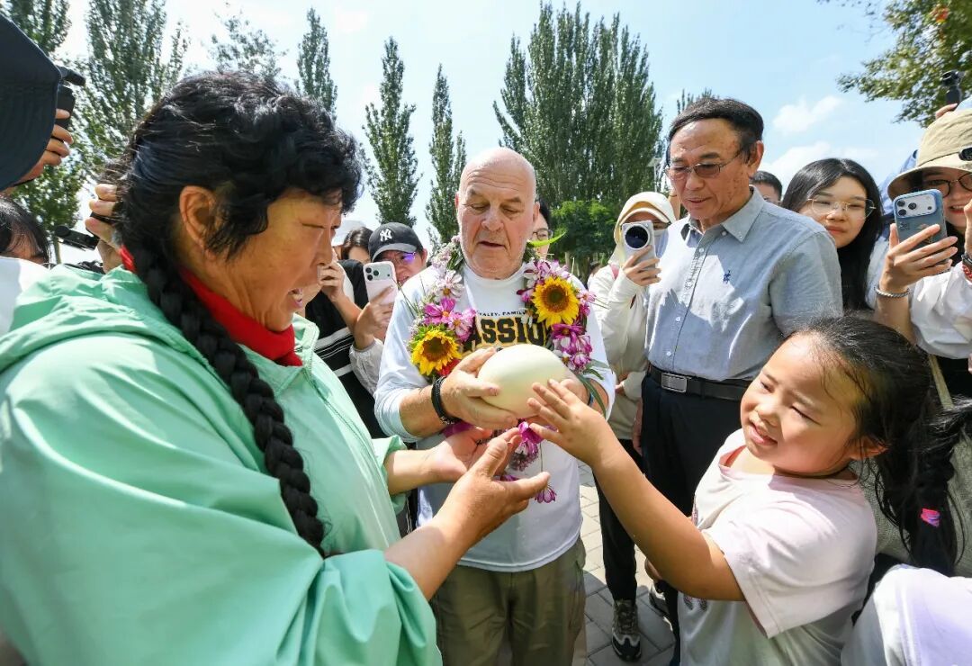 时隔26年,“赛考斯”再次走进殷玉珍家,共续跨国治沙情谊 时隔26年,“赛考斯”再次走进殷玉珍家,共续跨国治沙情谊