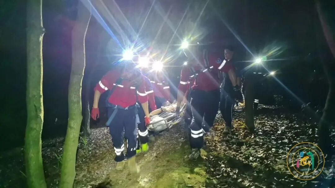 男子独闯福州情人谷滑坠受伤,19名队员连夜搜救脱困 男子独闯福州情人谷滑坠受伤,19名队员连夜搜救脱困