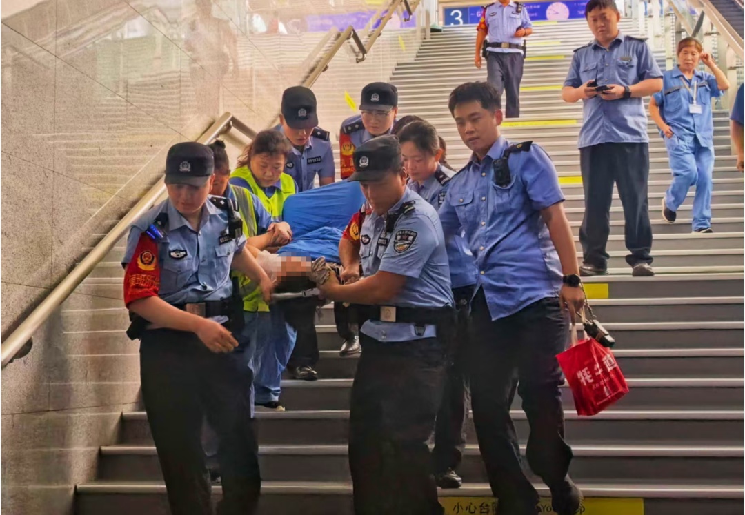 孕妈妈安阳高铁站突然临盆,民警用遮挡布搭建“临时产房”,14分钟宝宝顺利出生 孕妈妈安阳高铁站突然临盆,民警用遮挡布搭建“临时产房”,14分钟宝宝顺利出生