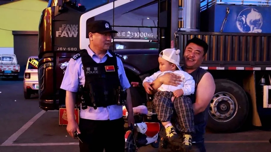 这座小城的市井烟火里,藏蓝是夏夜最暖的光 这座小城的市井烟火里,藏蓝是夏夜最暖的光