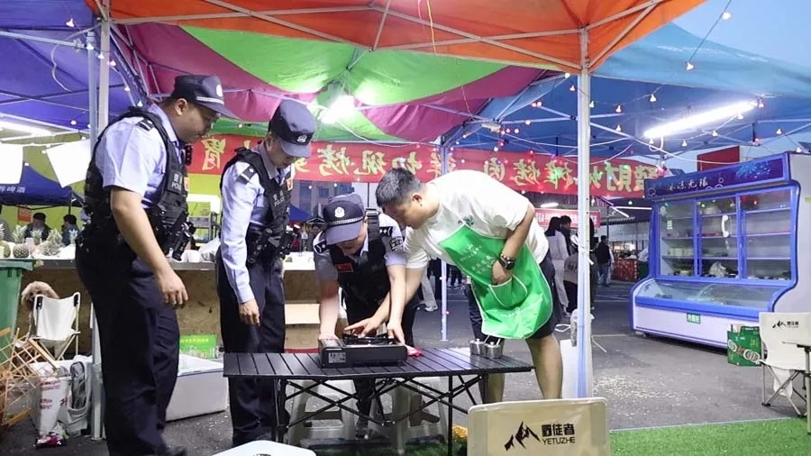 这座小城的市井烟火里,藏蓝是夏夜最暖的光 这座小城的市井烟火里,藏蓝是夏夜最暖的光