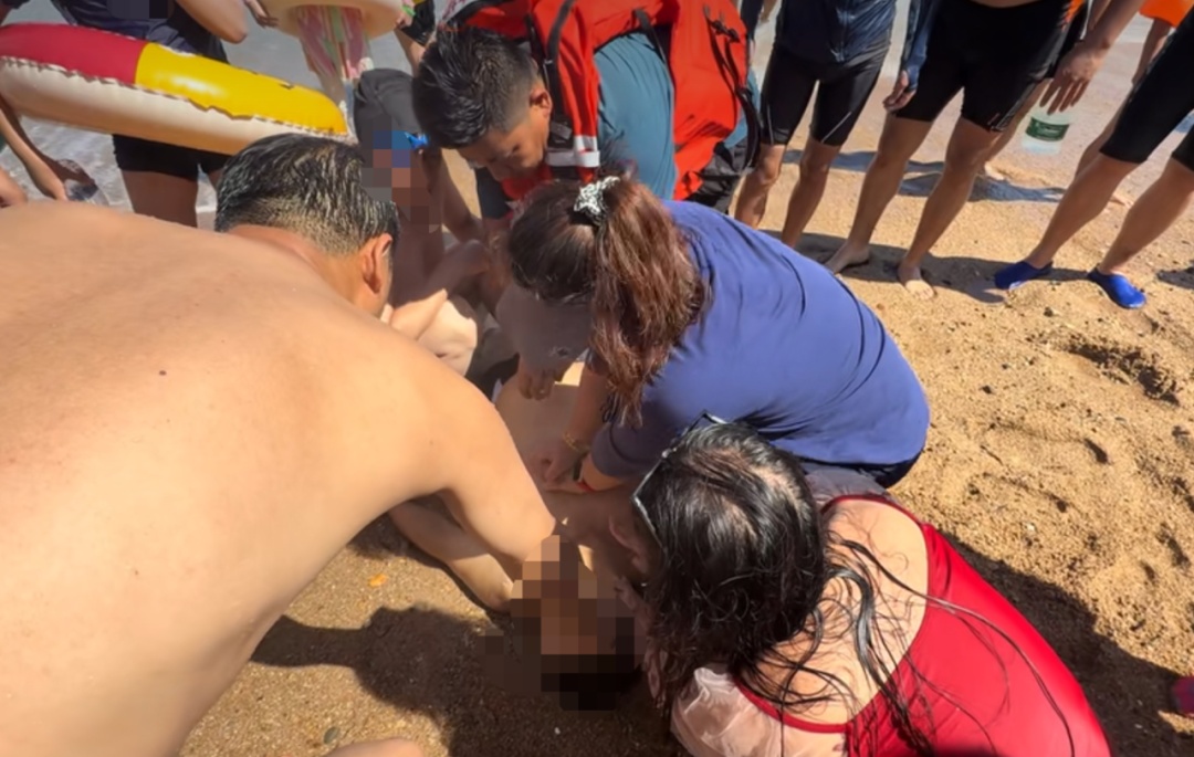 男子在大连海边溺水,女护士和救援人员轮流跪地救助,持续按压胸部20分钟后送医 男子在大连海边溺水,女护士和救援人员轮流跪地救助,持续按压胸部20分钟后送医