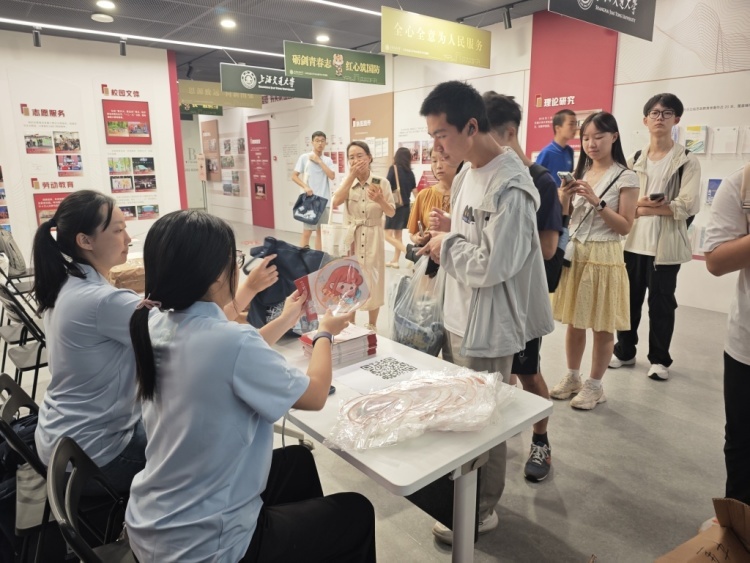 上海交大这对新生“神同步”：高中同桌、高考同分、大学同寝室