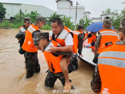 武警驰援广西转移受灾群众，网友：他们逆行目的地是人民，致敬！