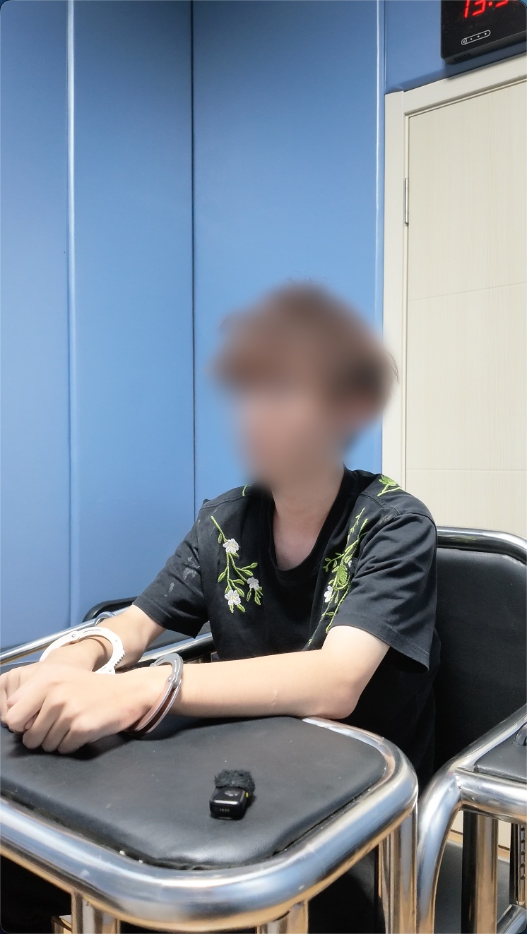 青岛一女子斥资10万元买下102克黄金,要给“军官男友”,关键时刻,警方出手! 青岛一女子斥资10万元买下102克黄金,要给“军官男友”,关键时刻,警方出手!