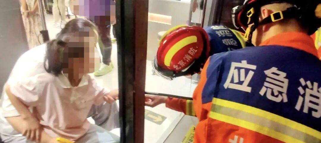 疼!疼!疼!大兴一女童手指被卡门缝,消防2分钟成功解救 疼!疼!疼!大兴一女童手指被卡门缝,消防2分钟成功解救