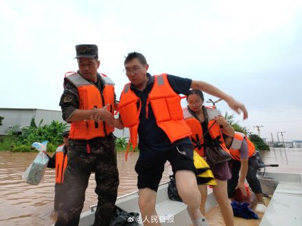 武警驰援广西转移受灾群众，网友：他们逆行目的地是人民，致敬！