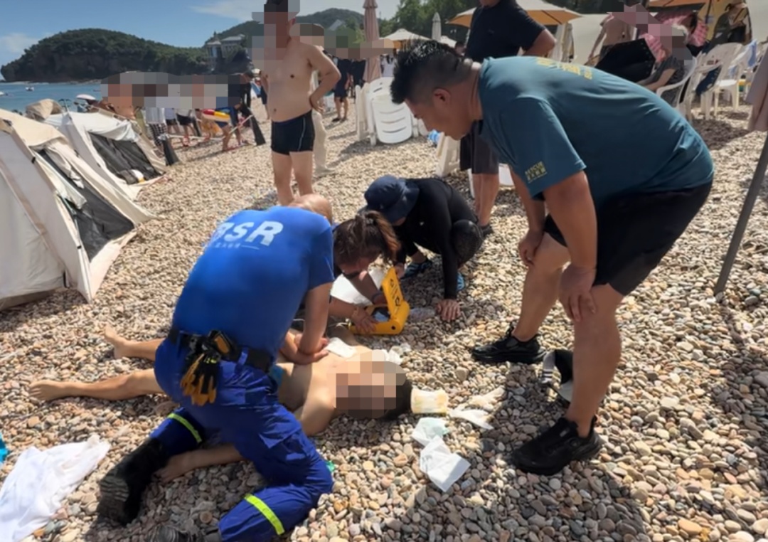 男子在大连海边溺水,女护士和救援人员轮流跪地救助,持续按压胸部20分钟后送医 男子在大连海边溺水,女护士和救援人员轮流跪地救助,持续按压胸部20分钟后送医