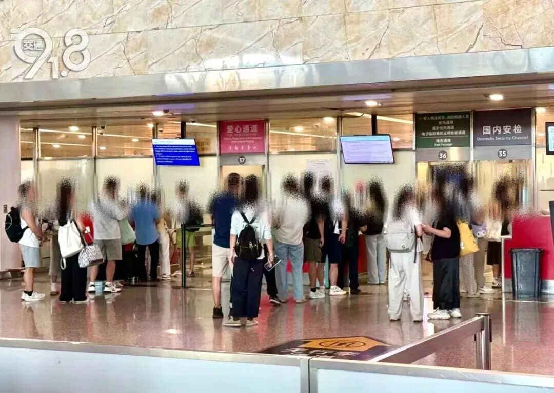 至亲离世，一家人深夜错过最后航班在机场崩溃！安检员凌晨3点下班5点又回来