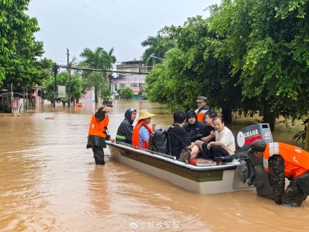 武警官兵昼夜不息迎战台风“紫檀”！