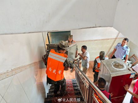 武警驰援广西转移受灾群众，网友：他们逆行目的地是人民，致敬！