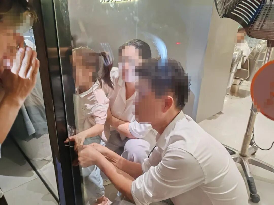 疼!疼!疼!大兴一女童手指被卡门缝,消防2分钟成功解救 疼!疼!疼!大兴一女童手指被卡门缝,消防2分钟成功解救