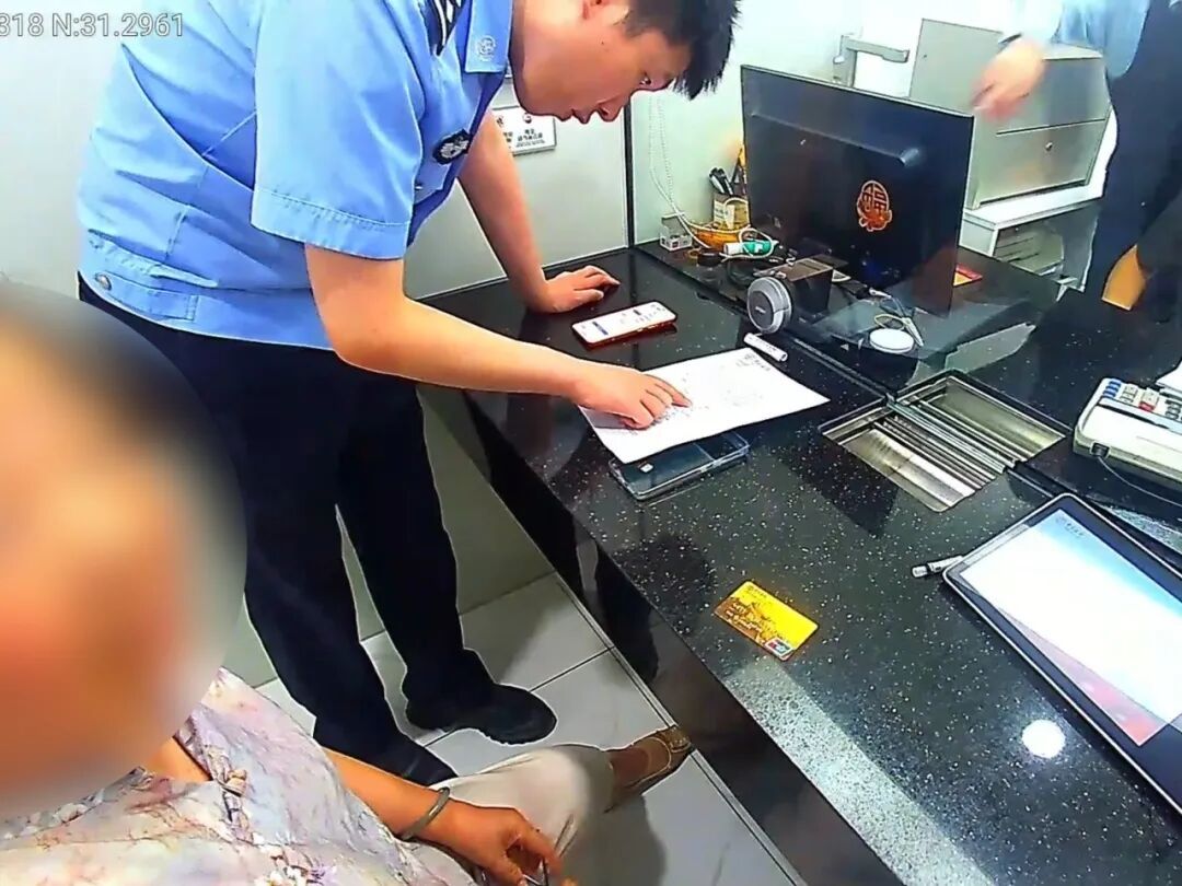 130余万元保住了!民警一路狂奔为民拦下钱款! 130余万元保住了!民警一路狂奔为民拦下钱款!