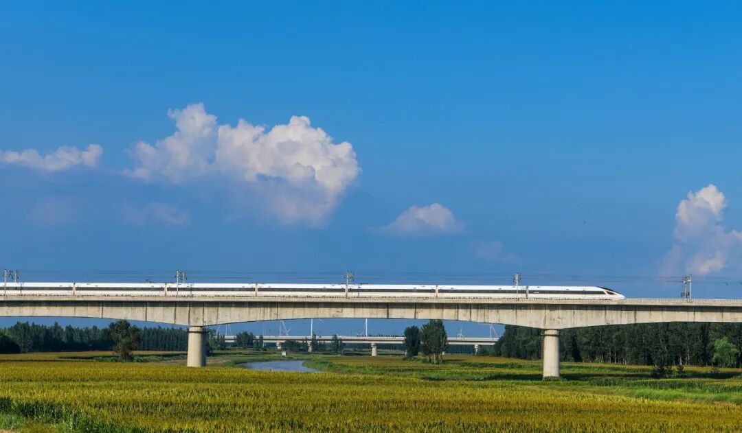 高铁列车驶过这里,窗外风景那么美! 高铁列车驶过这里,窗外风景那么美!
