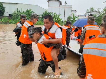 武警官兵昼夜不息迎战台风“紫檀”！