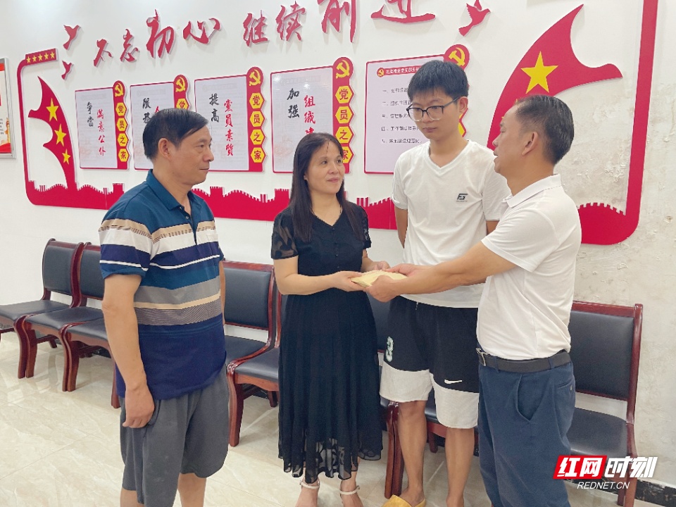 “施救老人遭索赔”的女店主,获慰问金 “施救老人遭索赔”的女店主,获慰问金