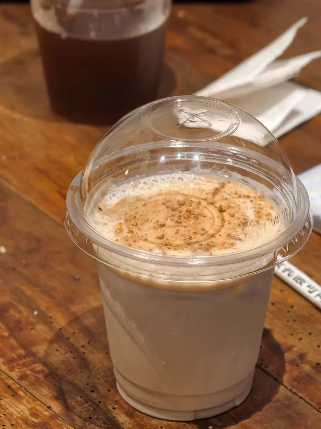 成都70岁退休大爷卖咖啡火了，拿铁仅6元1杯