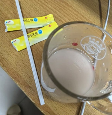 “干吃=丧命散”！女子一口吞下，竟导致咽喉糜烂！知名男星也曾自曝窒息经历