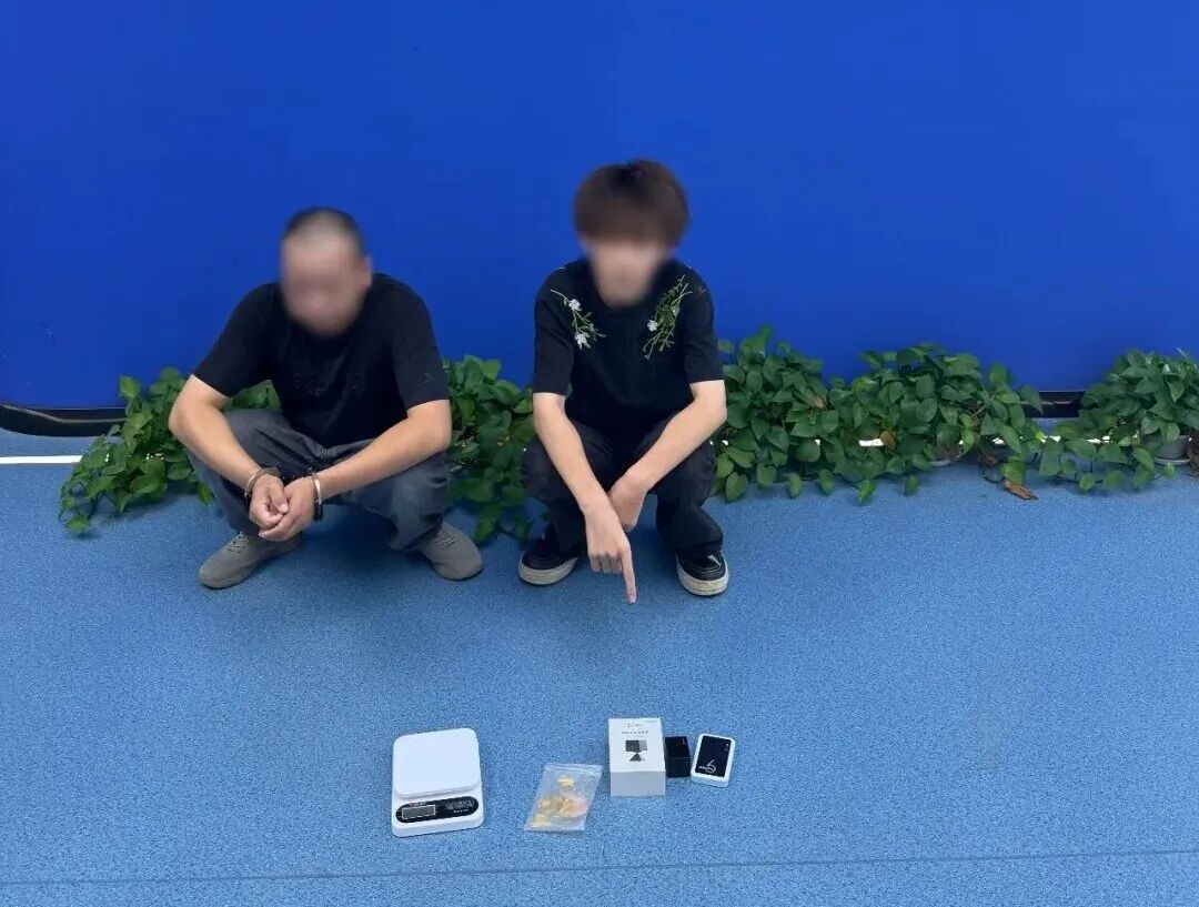 青岛一女子斥资10万元买下102克黄金,要给“军官男友”,关键时刻,警方出手! 青岛一女子斥资10万元买下102克黄金,要给“军官男友”,关键时刻,警方出手!